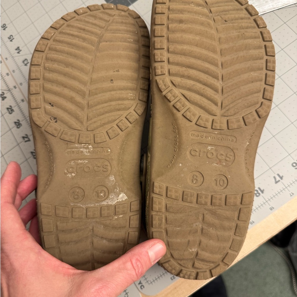 CROCS Men's Camouflage Clogs - Picture 3 of 5